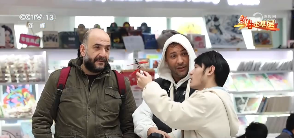 拳”凝聚合力 “品牌出海”成为义乌热词冰球突破正规网站新春走基层 “攥指成